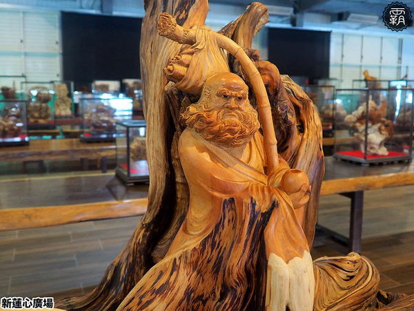 新蓮心廣場: 東海蓮心冰雞爪凍新據點,新蓮心廣場有麵食、米飯,寬敞空間方便停車,還有私人收藏木雕可以欣賞! 新蓮心廣場: 東海蓮心冰雞爪凍新據點,新蓮心廣場有麵食、米飯,寬敞空間方便停車,還有私人收藏木雕可以欣賞!