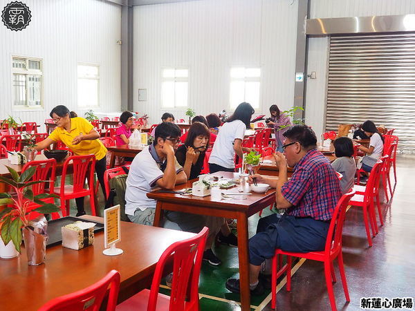 新蓮心廣場: 東海蓮心冰雞爪凍新據點,新蓮心廣場有麵食、米飯,寬敞空間方便停車,還有私人收藏木雕可以欣賞! 新蓮心廣場: 東海蓮心冰雞爪凍新據點,新蓮心廣場有麵食、米飯,寬敞空間方便停車,還有私人收藏木雕可以欣賞!