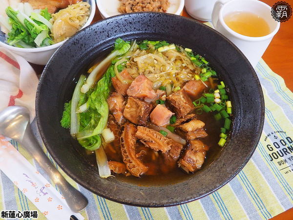 新蓮心廣場: 東海蓮心冰雞爪凍新據點,新蓮心廣場有麵食、米飯,寬敞空間方便停車,還有私人收藏木雕可以欣賞! 新蓮心廣場: 東海蓮心冰雞爪凍新據點,新蓮心廣場有麵食、米飯,寬敞空間方便停車,還有私人收藏木雕可以欣賞!