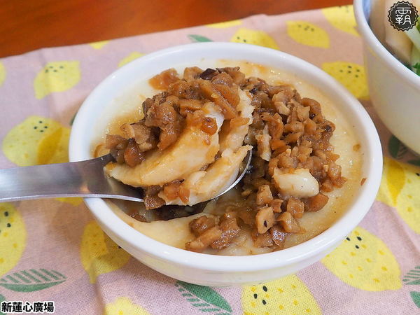 新蓮心廣場: 東海蓮心冰雞爪凍新據點,新蓮心廣場有麵食、米飯,寬敞空間方便停車,還有私人收藏木雕可以欣賞! 新蓮心廣場: 東海蓮心冰雞爪凍新據點,新蓮心廣場有麵食、米飯,寬敞空間方便停車,還有私人收藏木雕可以欣賞!