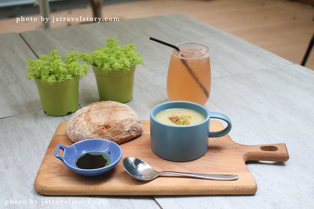 ConfitRémi 黑米Café‧Bistro 海鮮控必吃濃郁墨魚燉飯、粉紅海鮮燉飯，鮮味十足、用料實在！【捷運萬隆】 @J&A的旅行