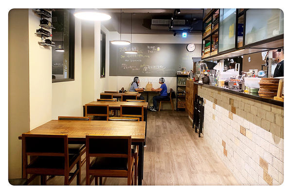 【台北美食】ConfitRémi 黑米Café Bistro ~ 燉飯/義大利麵/Pizza都好吃❤️文山區美食/萬隆美食 - 捷運萬隆站