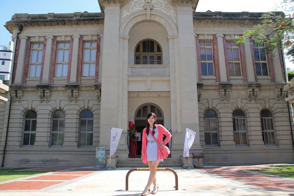 吳園藝文中心：【台南景點】吳園藝文中心~百年古蹟日式中式和歐風的建築三種風格一次飽覽，欣賞鳥語花香，廣場團康表演，鳳凰花最燦爛的鮮紅色彩