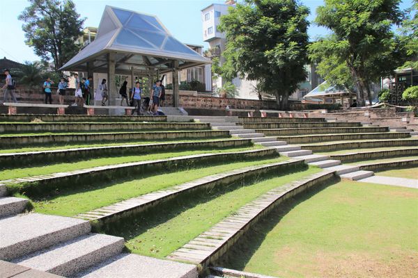 吳園藝文中心：【台南景點】吳園藝文中心~百年古蹟日式中式和歐風的建築三種風格一次飽覽，欣賞鳥語花香，廣場團康表演，鳳凰花最燦爛的鮮紅色彩