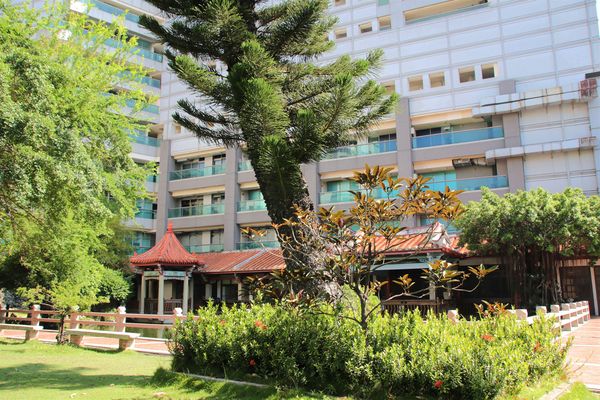 吳園藝文中心：【台南景點】吳園藝文中心~百年古蹟日式中式和歐風的建築三種風格一次飽覽，欣賞鳥語花香，廣場團康表演，鳳凰花最燦爛的鮮紅色彩