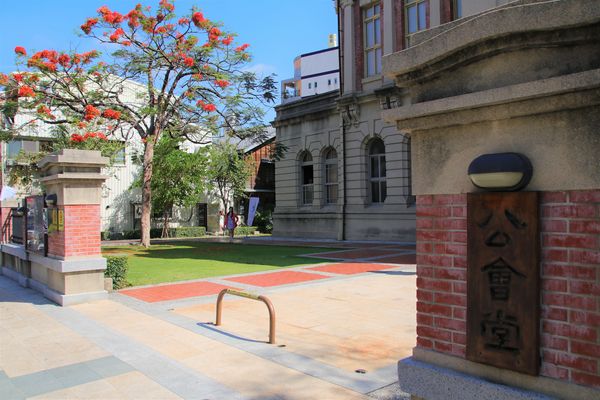 吳園藝文中心：【台南景點】吳園藝文中心~百年古蹟日式中式和歐風的建築三種風格一次飽覽，欣賞鳥語花香，廣場團康表演，鳳凰花最燦爛的鮮紅色彩