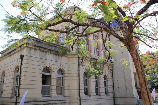 吳園藝文中心：【台南景點】吳園藝文中心~百年古蹟日式中式和歐風的建築三種風格一次飽覽，欣賞鳥語花香，廣場團康表演，鳳凰花最燦爛的鮮紅色彩