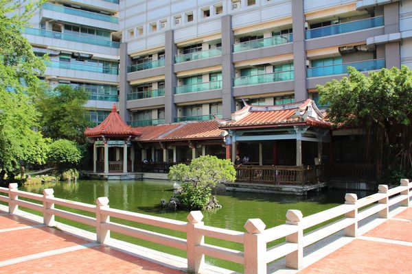 吳園藝文中心：【台南景點】吳園藝文中心~百年古蹟日式中式和歐風的建築三種風格一次飽覽，欣賞鳥語花香，廣場團康表演，鳳凰花最燦爛的鮮紅色彩