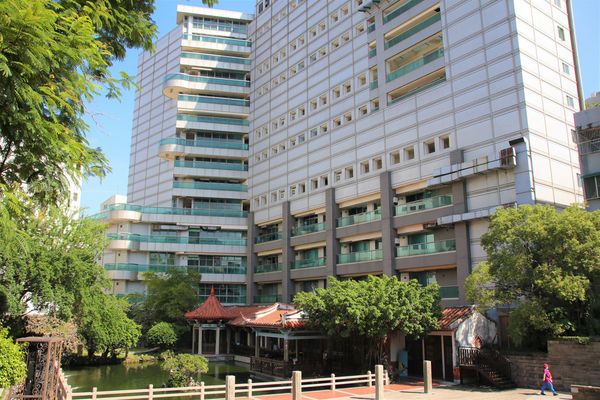 吳園藝文中心：【台南景點】吳園藝文中心~百年古蹟日式中式和歐風的建築三種風格一次飽覽，欣賞鳥語花香，廣場團康表演，鳳凰花最燦爛的鮮紅色彩