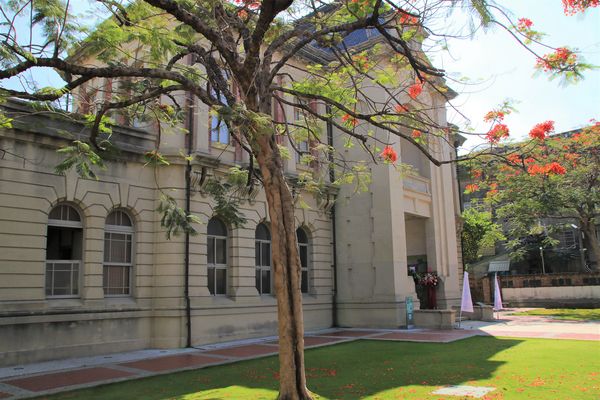 吳園藝文中心：【台南景點】吳園藝文中心~百年古蹟日式中式和歐風的建築三種風格一次飽覽，欣賞鳥語花香，廣場團康表演，鳳凰花最燦爛的鮮紅色彩