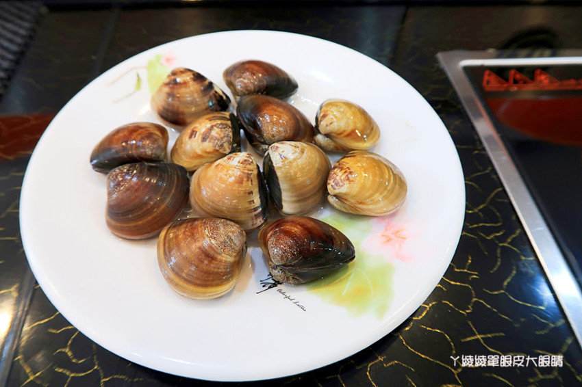 新竹平價火鍋｜新開幕的筷樂點旋轉小火鍋，一鍋70元起，喜歡吃什麼自己配