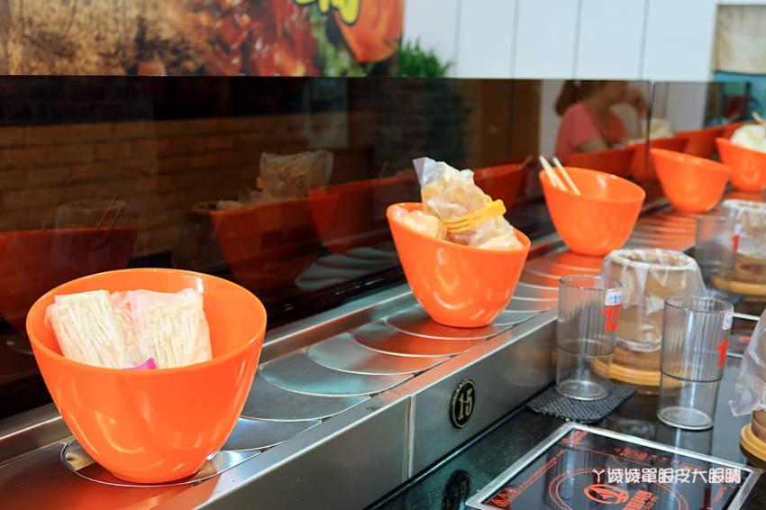 新竹平價火鍋｜新開幕的筷樂點旋轉小火鍋，一鍋70元起，喜歡吃什麼自己配