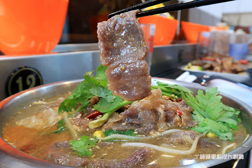 新竹平價火鍋｜新開幕的筷樂點旋轉小火鍋，一鍋70元起，喜歡吃什麼自己配