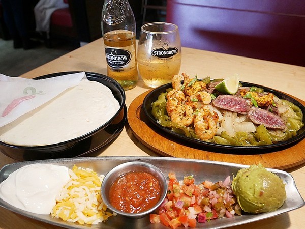 Chili's Grill & Bar 美式休閒餐廳 (大直店):Chili's Grill & Bar 美式休閒餐廳 / 大直店-台北中山區美式餐廳 適合家人、朋友聚餐的好地方 餐點選擇多 一塊分食最有趣 (愛評體驗券)