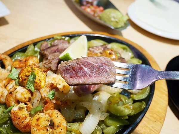 Chili's Grill & Bar 美式休閒餐廳 (大直店):Chili's Grill & Bar 美式休閒餐廳 / 大直店-台北中山區美式餐廳 適合家人、朋友聚餐的好地方 餐點選擇多 一塊分食最有趣 (愛評體驗券)