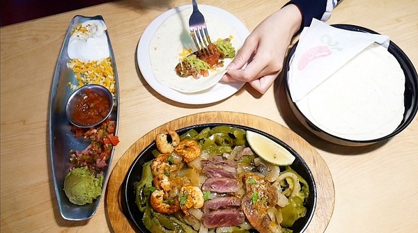 Chili's Grill & Bar 美式休閒餐廳 (大直店):Chili's Grill & Bar 美式休閒餐廳 / 大直店-台北中山區美式餐廳 適合家人、朋友聚餐的好地方 餐點選擇多 一塊分食最有趣 (愛評體驗券)