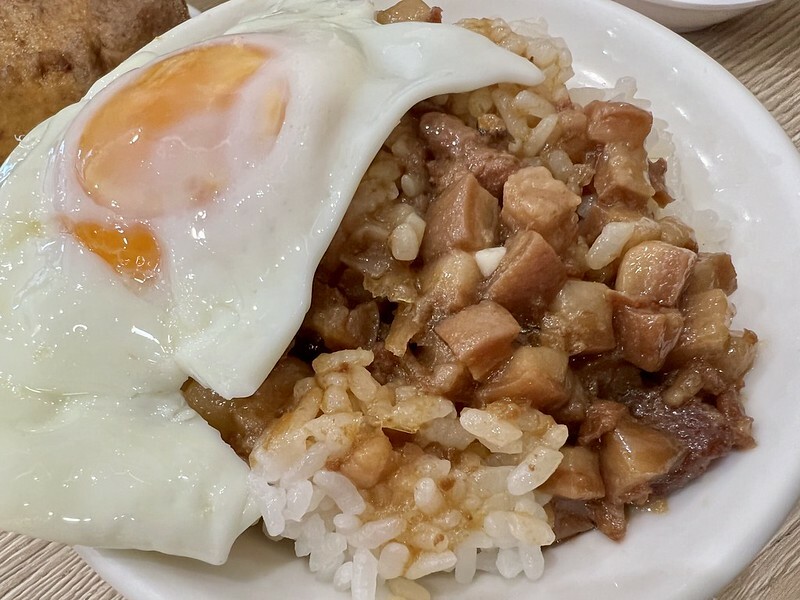 【台灣，高雄市，左營區】2022年高雄米其林必比登推介餐廳(Bib Gourmand)～弘記肉燥飯舖。（