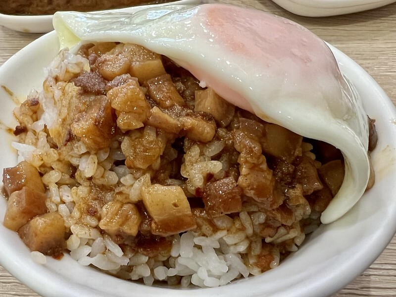 【台灣，高雄市，左營區】2022年高雄米其林必比登推介餐廳(Bib Gourmand)～弘記肉燥飯舖。（