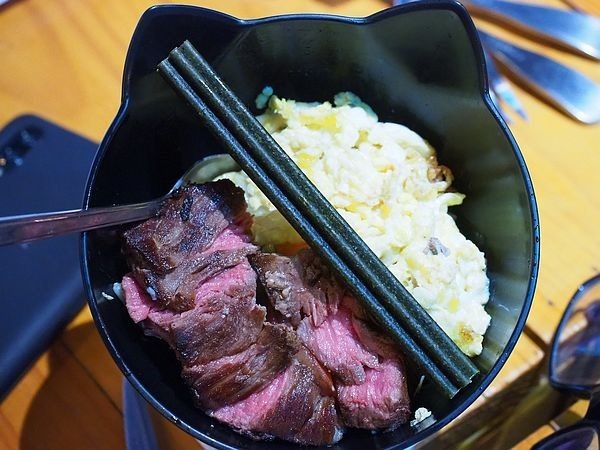 桃園中壢美食-食。光機  Food Machine-超溫馨的寵物友善餐廳，狗店長讓人流連忘返，餐點很好吃 (邀約) @民宿女王芽月-美食.旅遊.全台趴趴走