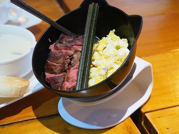 桃園中壢美食-食。光機  Food Machine-超溫馨的寵物友善餐廳，狗店長讓人流連忘返，餐點很好吃 (邀約) @民宿女王芽月-美食.旅遊.全台趴趴走