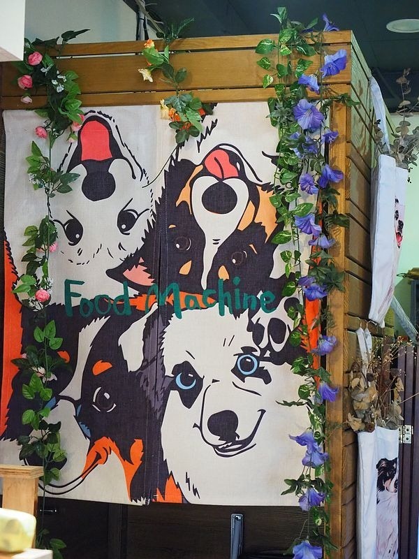 桃園中壢美食-食。光機  Food Machine-超溫馨的寵物友善餐廳，狗店長讓人流連忘返，餐點很好吃 (邀約) @民宿女王芽月-美食.旅遊.全台趴趴走