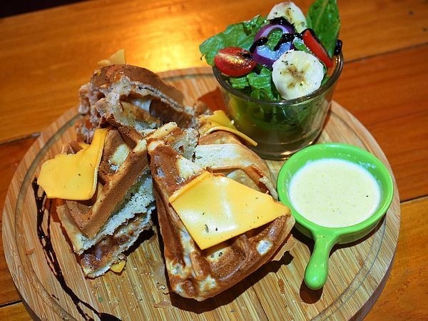 桃園中壢美食-食。光機  Food Machine-超溫馨的寵物友善餐廳，狗店長讓人流連忘返，餐點很好吃 (邀約) @民宿女王芽月-美食.旅遊.全台趴趴走