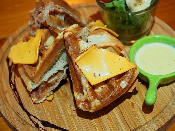 桃園中壢美食-食。光機  Food Machine-超溫馨的寵物友善餐廳，狗店長讓人流連忘返，餐點很好吃 (邀約) @民宿女王芽月-美食.旅遊.全台趴趴走