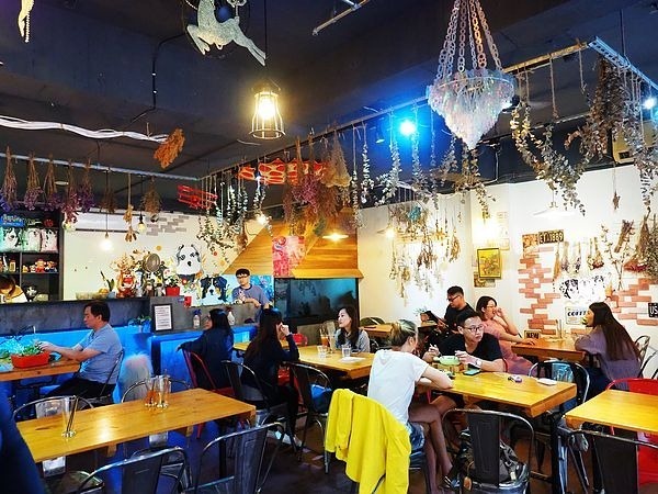 桃園中壢美食-食。光機  Food Machine-超溫馨的寵物友善餐廳，狗店長讓人流連忘返，餐點很好吃 (邀約) @民宿女王芽月-美食.旅遊.全台趴趴走