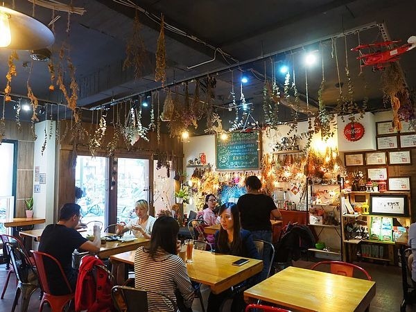 桃園中壢美食-食。光機  Food Machine-超溫馨的寵物友善餐廳，狗店長讓人流連忘返，餐點很好吃 (邀約) @民宿女王芽月-美食.旅遊.全台趴趴走