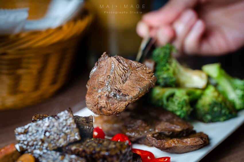 台北酒吧推薦|2023最新酒單!內行人才打得開的密室書櫃『Book ing bar東區』床前故事系列調酒值得一試。酒