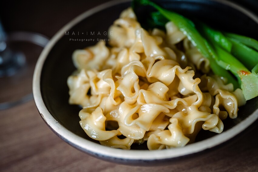 台北酒吧推薦|2023最新酒單!內行人才打得開的密室書櫃『Book ing bar東區』床前故事系列調酒值得一試。酒