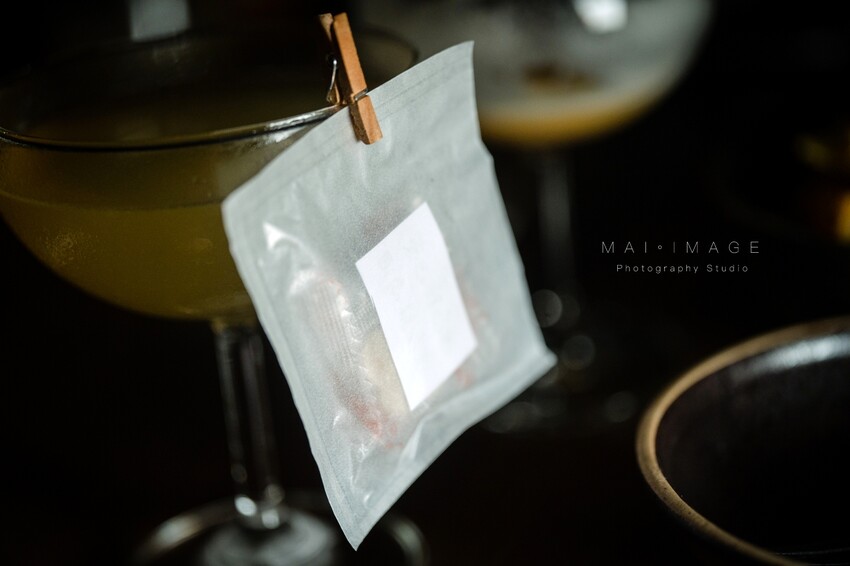 台北酒吧推薦|2023最新酒單!內行人才打得開的密室書櫃『Book ing bar東區』床前故事系列調酒值得一試。酒