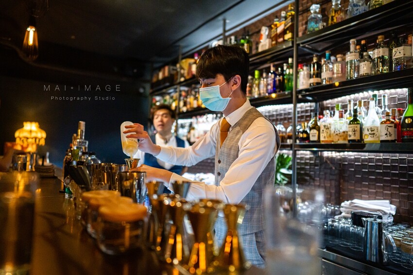 台北酒吧推薦|2023最新酒單!內行人才打得開的密室書櫃『Book ing bar東區』床前故事系列調酒值得一試。酒