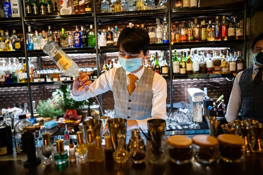 台北酒吧推薦|2023最新酒單!內行人才打得開的密室書櫃『Book ing bar東區』床前故事系列調酒值得一試。酒