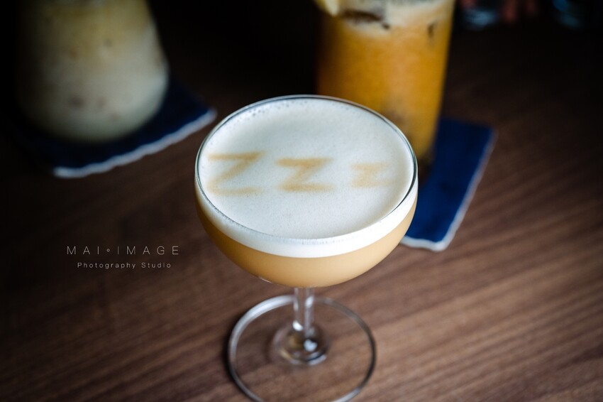 台北酒吧推薦|2023最新酒單!內行人才打得開的密室書櫃『Book ing bar東區』床前故事系列調酒值得一試。酒