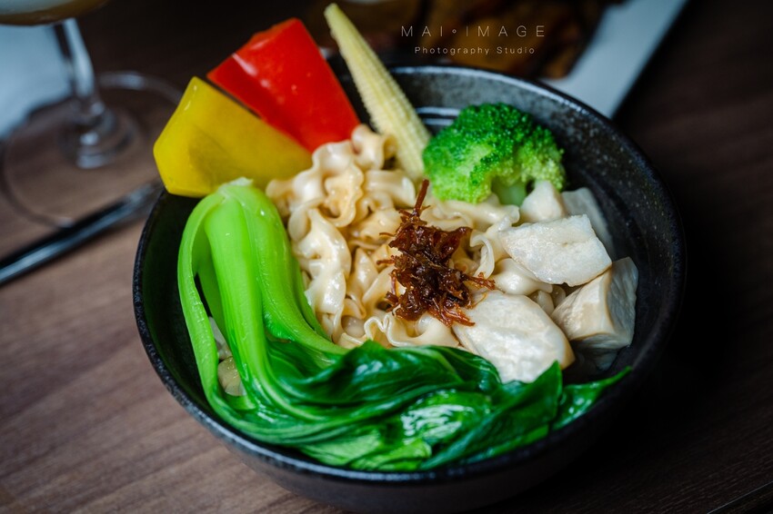 台北酒吧推薦|2023最新酒單!內行人才打得開的密室書櫃『Book ing bar東區』床前故事系列調酒值得一試。酒