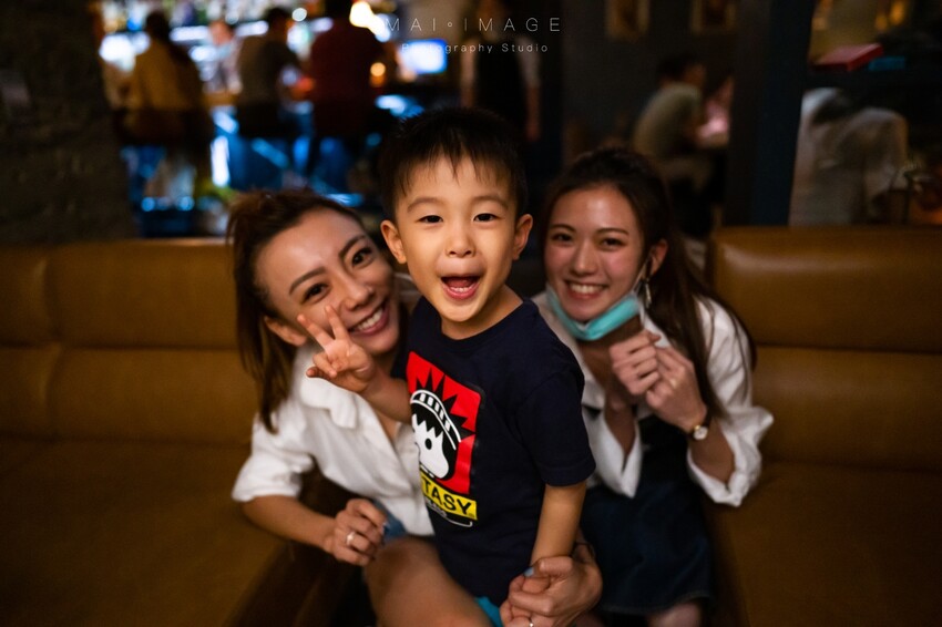 台北酒吧推薦|2023最新酒單!內行人才打得開的密室書櫃『Book ing bar東區』床前故事系列調酒值得一試。酒