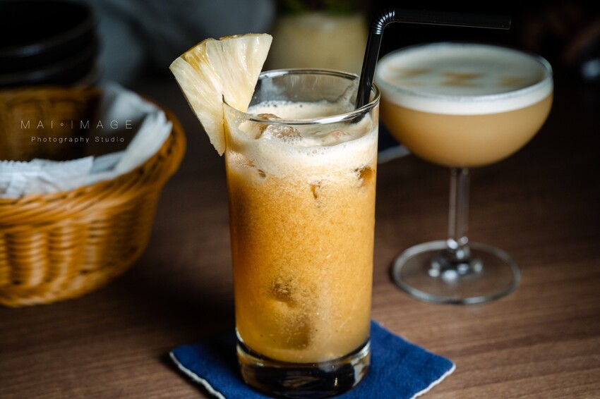 台北酒吧推薦|2023最新酒單!內行人才打得開的密室書櫃『Book ing bar東區』床前故事系列調酒值得一試。酒