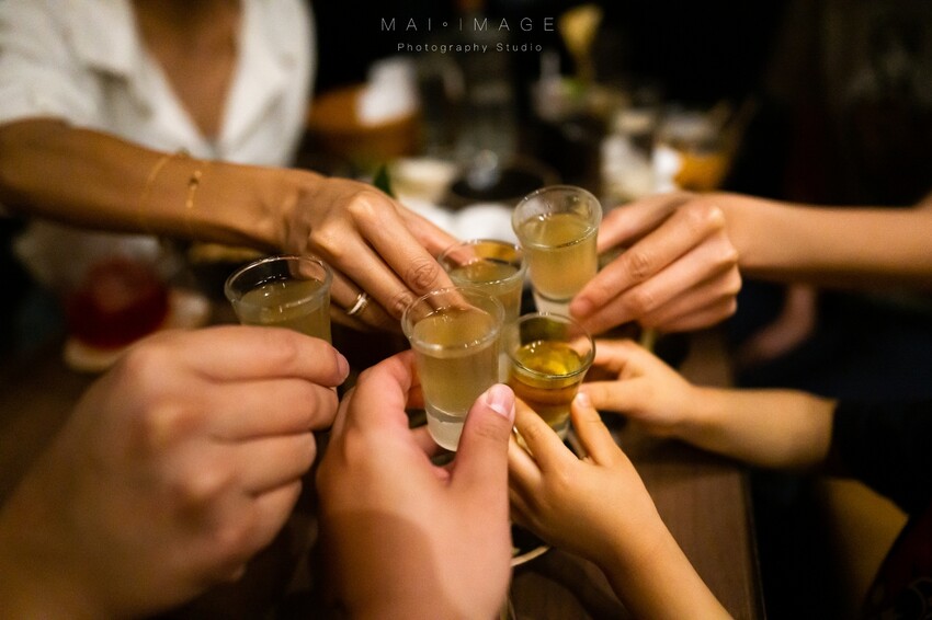 台北酒吧推薦|2023最新酒單!內行人才打得開的密室書櫃『Book ing bar東區』床前故事系列調酒值得一試。酒