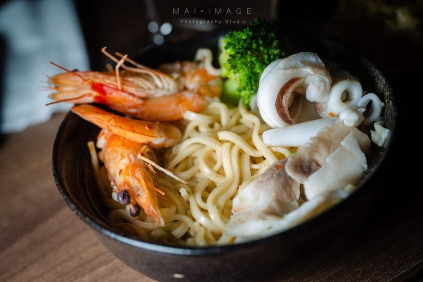 台北酒吧推薦|2023最新酒單!內行人才打得開的密室書櫃『Book ing bar東區』床前故事系列調酒值得一試。酒