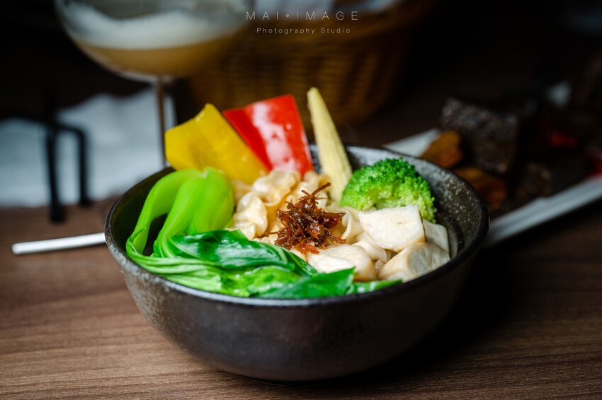 台北酒吧推薦|2023最新酒單!內行人才打得開的密室書櫃『Book ing bar東區』床前故事系列調酒值得一試。酒