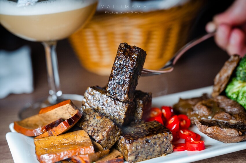 台北酒吧推薦|2023最新酒單!內行人才打得開的密室書櫃『Book ing bar東區』床前故事系列調酒值得一試。酒