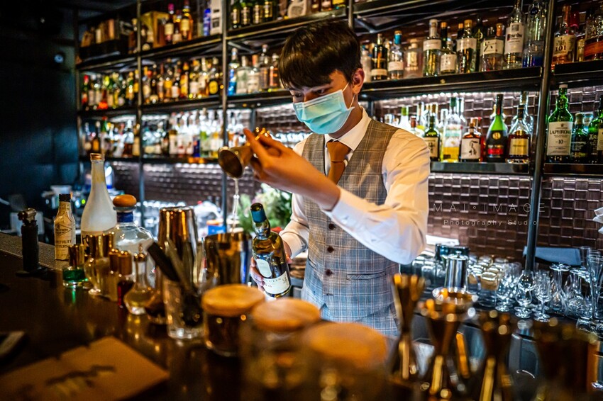 台北酒吧推薦|2023最新酒單!內行人才打得開的密室書櫃『Book ing bar東區』床前故事系列調酒值得一試。酒