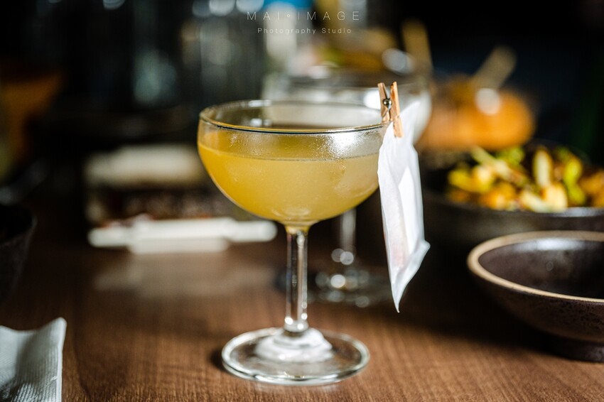 台北酒吧推薦|2023最新酒單!內行人才打得開的密室書櫃『Book ing bar東區』床前故事系列調酒值得一試。酒