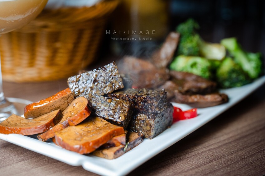 台北酒吧推薦|2023最新酒單!內行人才打得開的密室書櫃『Book ing bar東區』床前故事系列調酒值得一試。酒