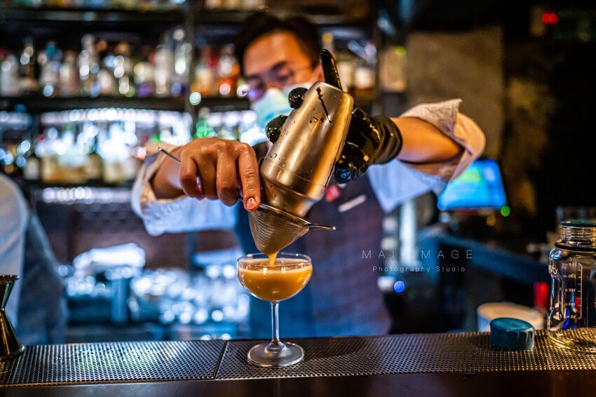 台北酒吧推薦|2023最新酒單!內行人才打得開的密室書櫃『Book ing bar東區』床前故事系列調酒值得一試。酒