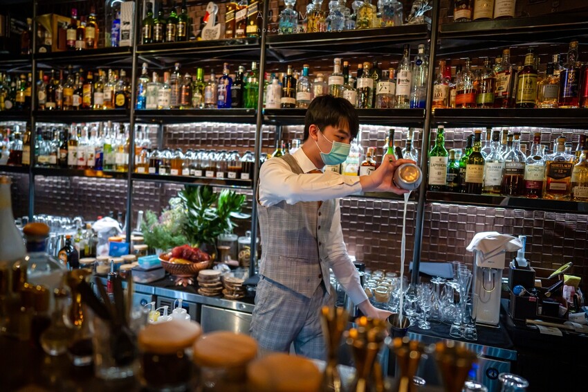 台北酒吧推薦|2023最新酒單!內行人才打得開的密室書櫃『Book ing bar東區』床前故事系列調酒值得一試。酒