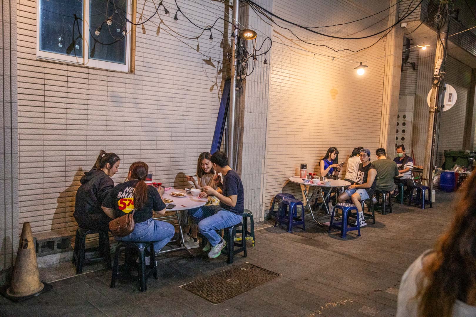 台南宵夜排隊人氣王!小杜意麵70年老字號美食,搭配滷味超滿足。