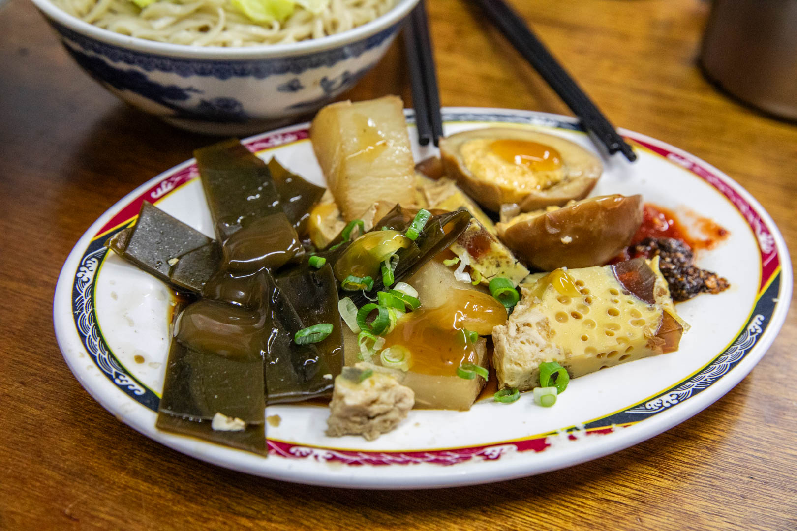 台南宵夜排隊人氣王!小杜意麵70年老字號美食,搭配滷味超滿足。