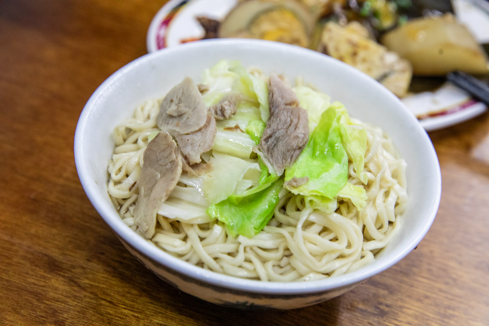 台南宵夜排隊人氣王!小杜意麵70年老字號美食,搭配滷味超滿足。